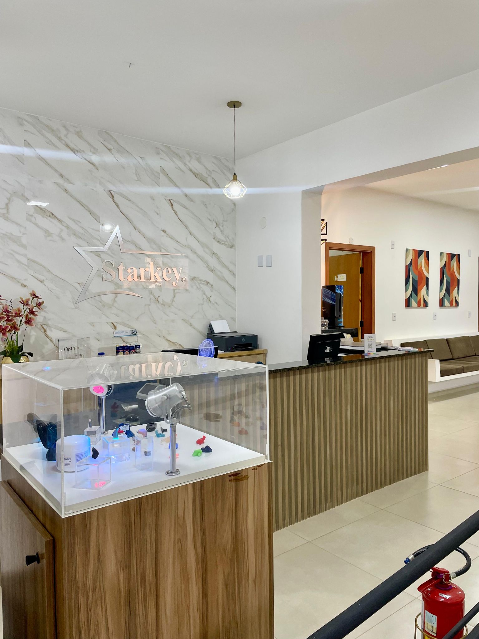 Recepção da clínica com vitrine de aparelhos Starkey