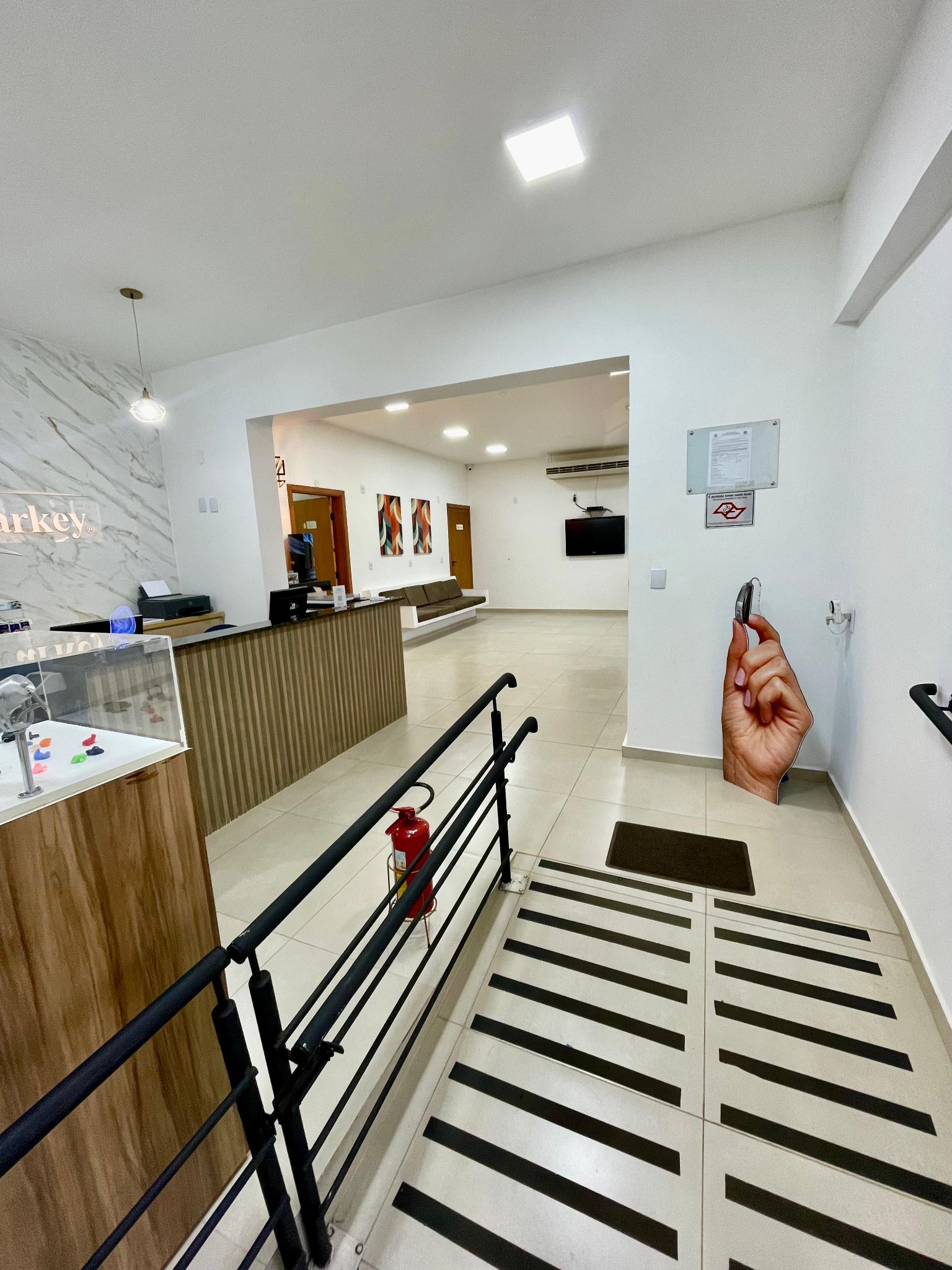 Interior da clínica com recepção e rampa de acesso